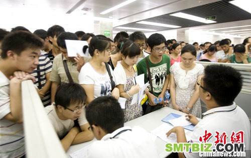 8月5日，河南郑州，设在河南省人才交流中心051、052号展位的富士康招聘现场人头攒动、水泄不通。当日，富士康在郑州举行招聘会。中新社发 王中举 摄