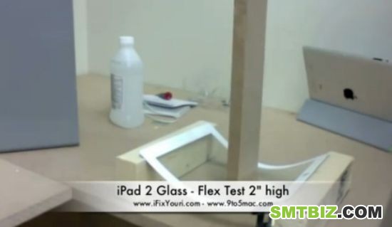 图为工作人员正在测试iPad 2玻璃屏强度