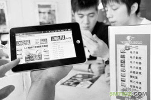 图为顾客在大中电器选购售价999元的国产“iPad” 图为顾客在大中电器选购售价999元的国产“iPad”