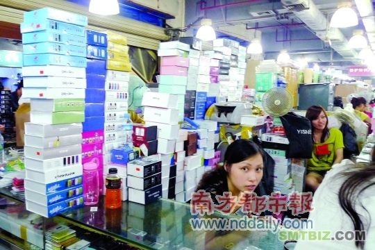 明通数码城大楼内市场,商贩把手机包装盒堆得很高以招揽生意。 明通数码城大楼内市场,商贩把手机包装盒堆得很高以招揽生意。
