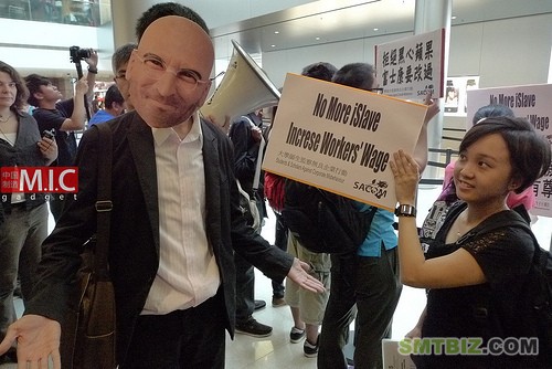 现场有人戴了一个乔布斯面具