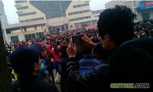 江西丰城富士康员工在街上游行