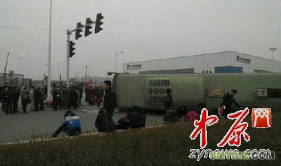 相撞后倒地的班车
